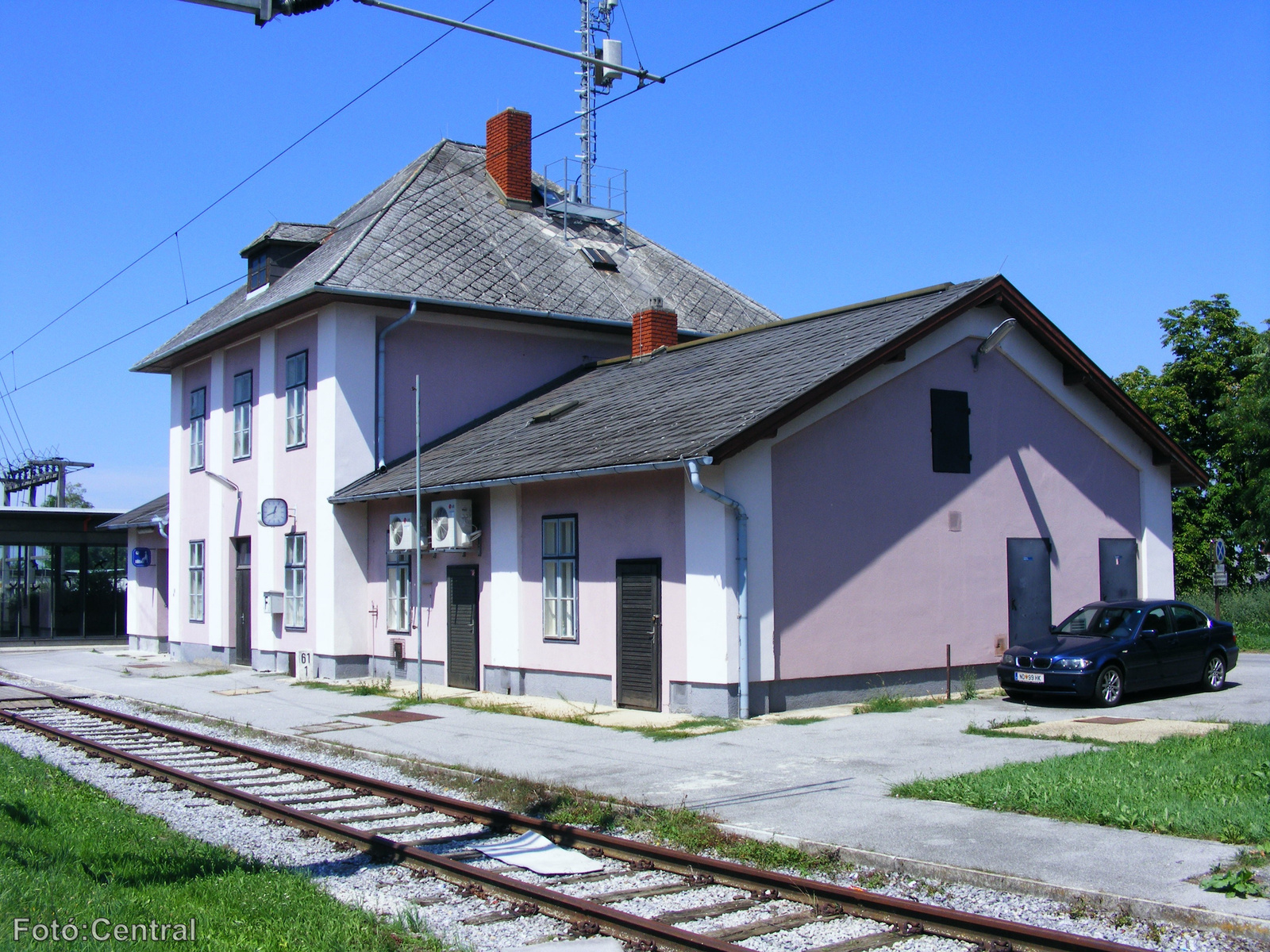 Az állomás felvételi épülete Miklóshalma felől nézve.