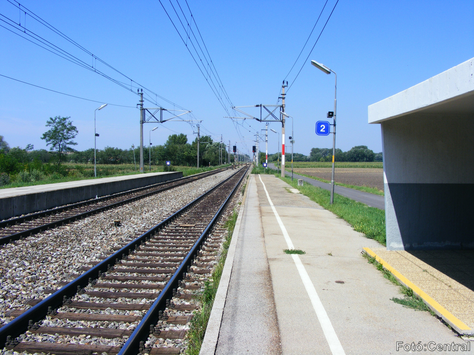 A 2.számú vágány mellett lévő peron Zurány felé nézve.