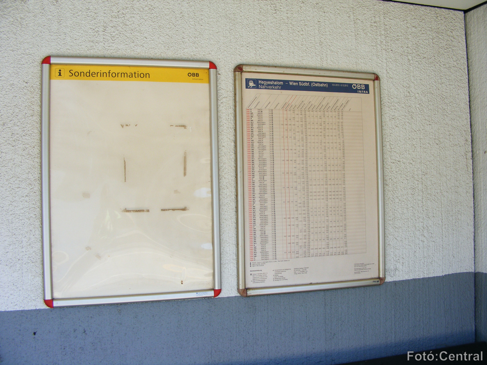 A váróteremben lévő menetrendi,és információs anyag.