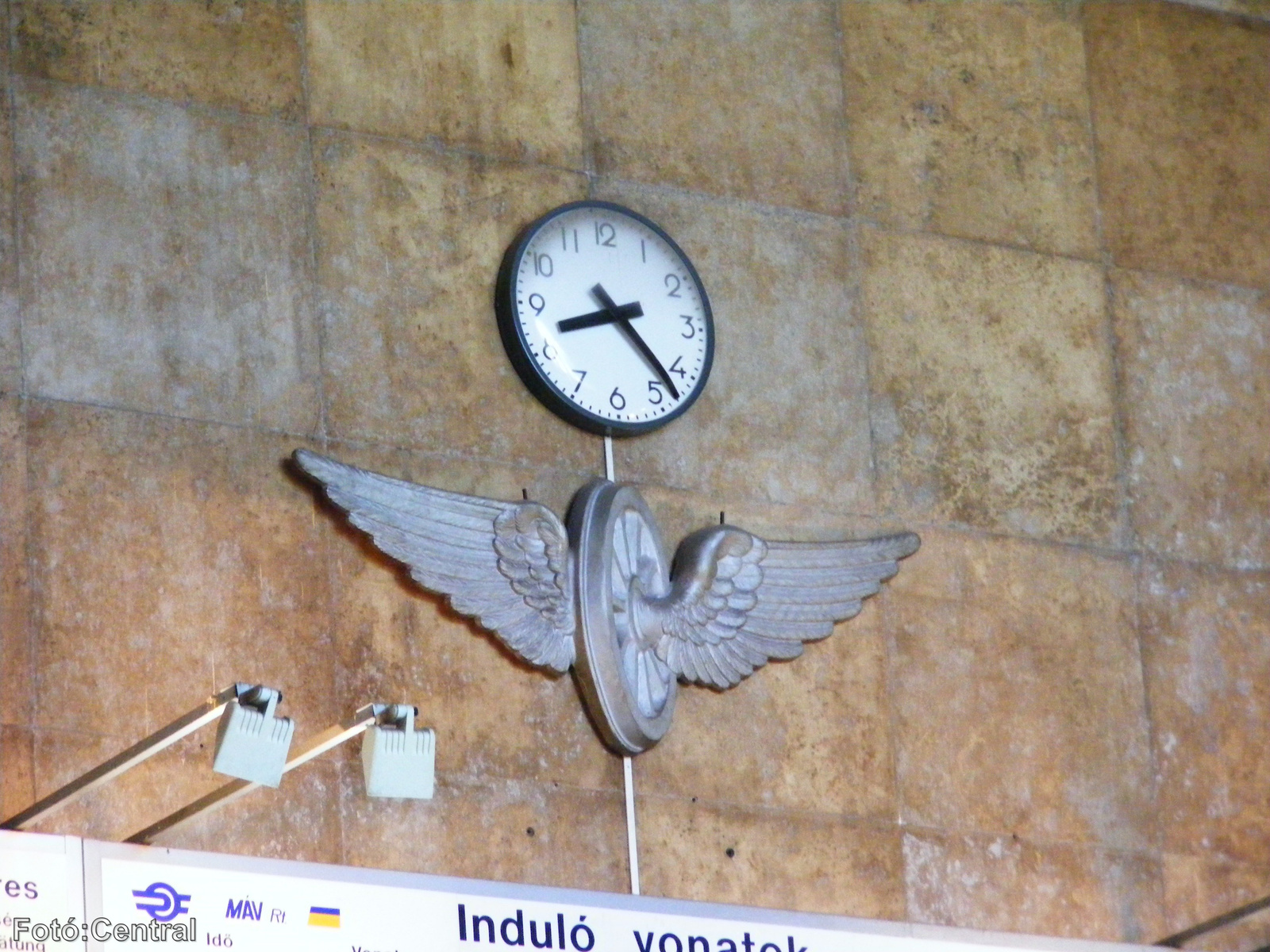 A nagy várócsarnokban lévő központi óra,és a szárnyaskerék.