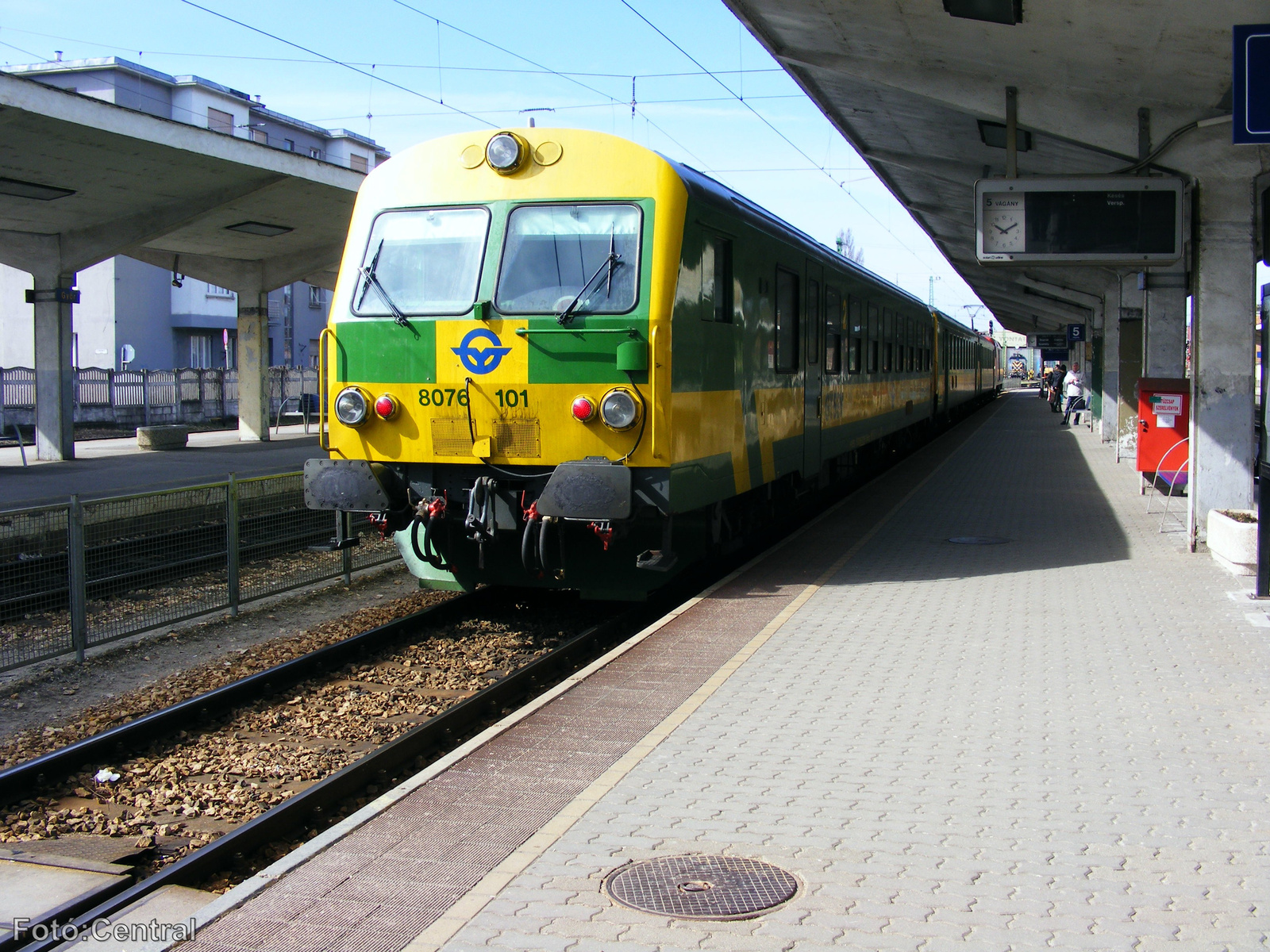 Soproni személyvonat a 8076-101 psz.vezérlőkocsival,Győrben.