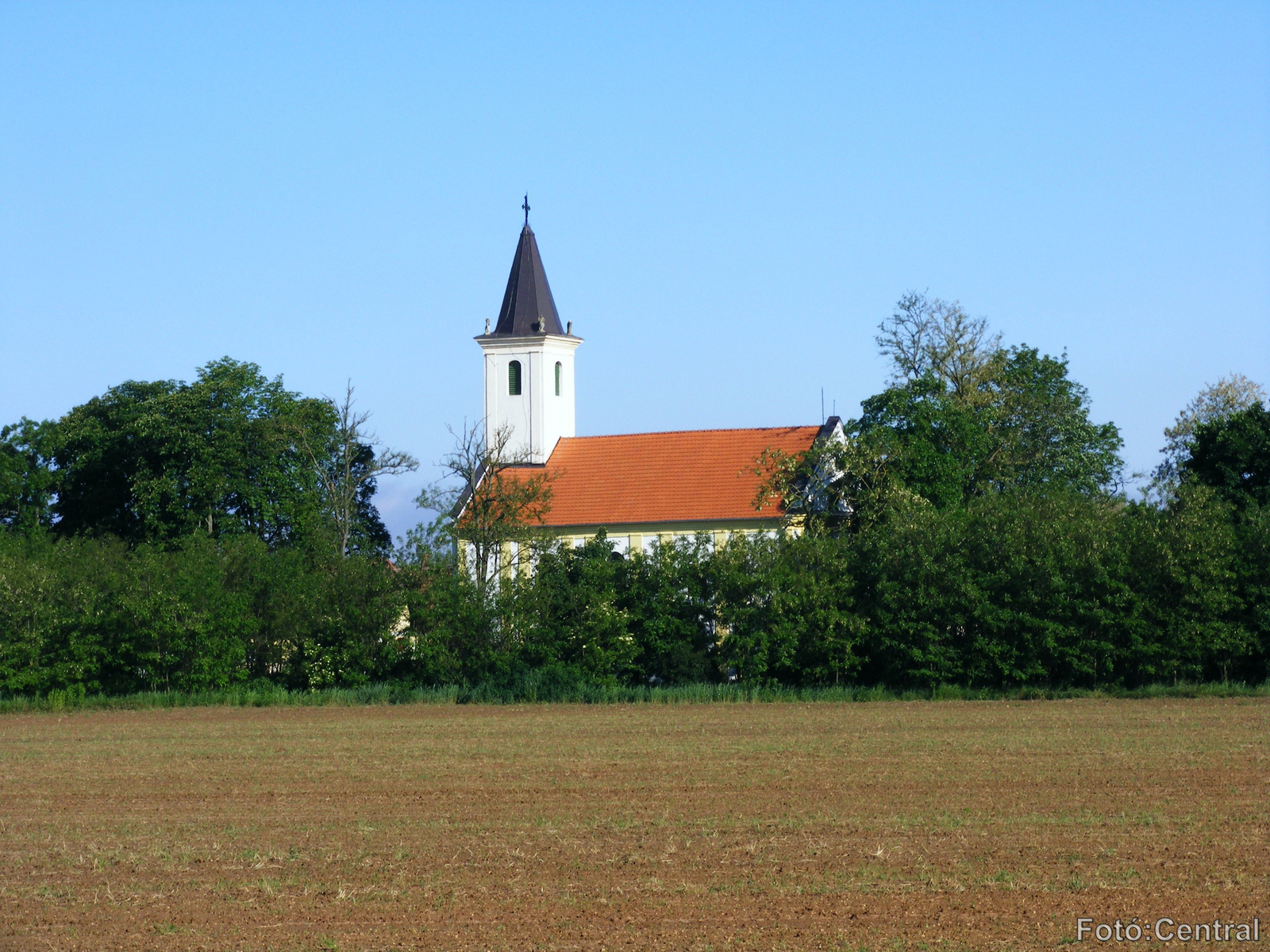 A megállóhelyről remekül látható a község temploma.