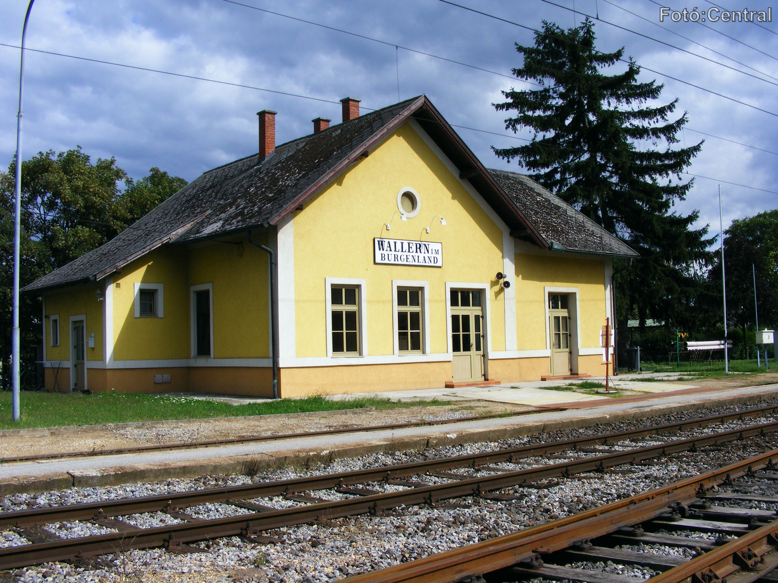 Az állomás felvételi épülete Mosonszentandrás felől nézve.
