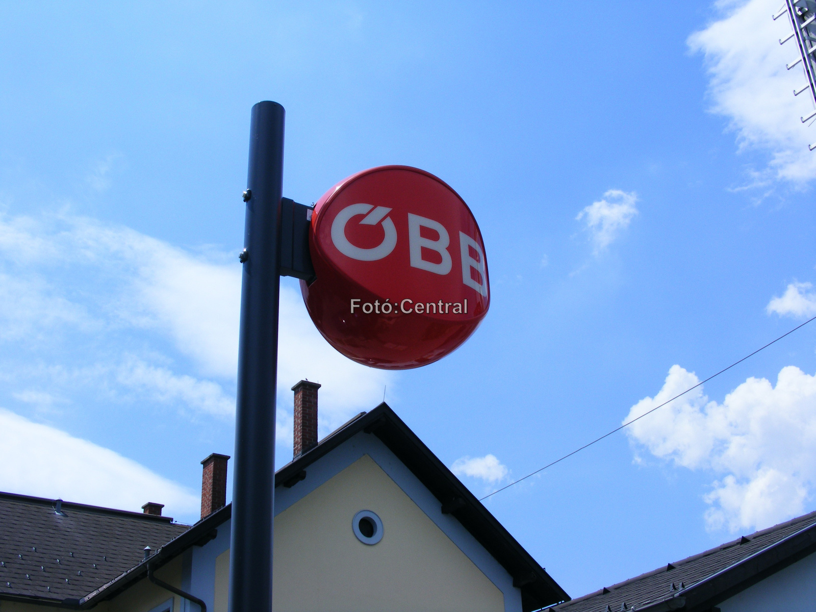 Az ÖBB emblémája a felvételi épület mellett.