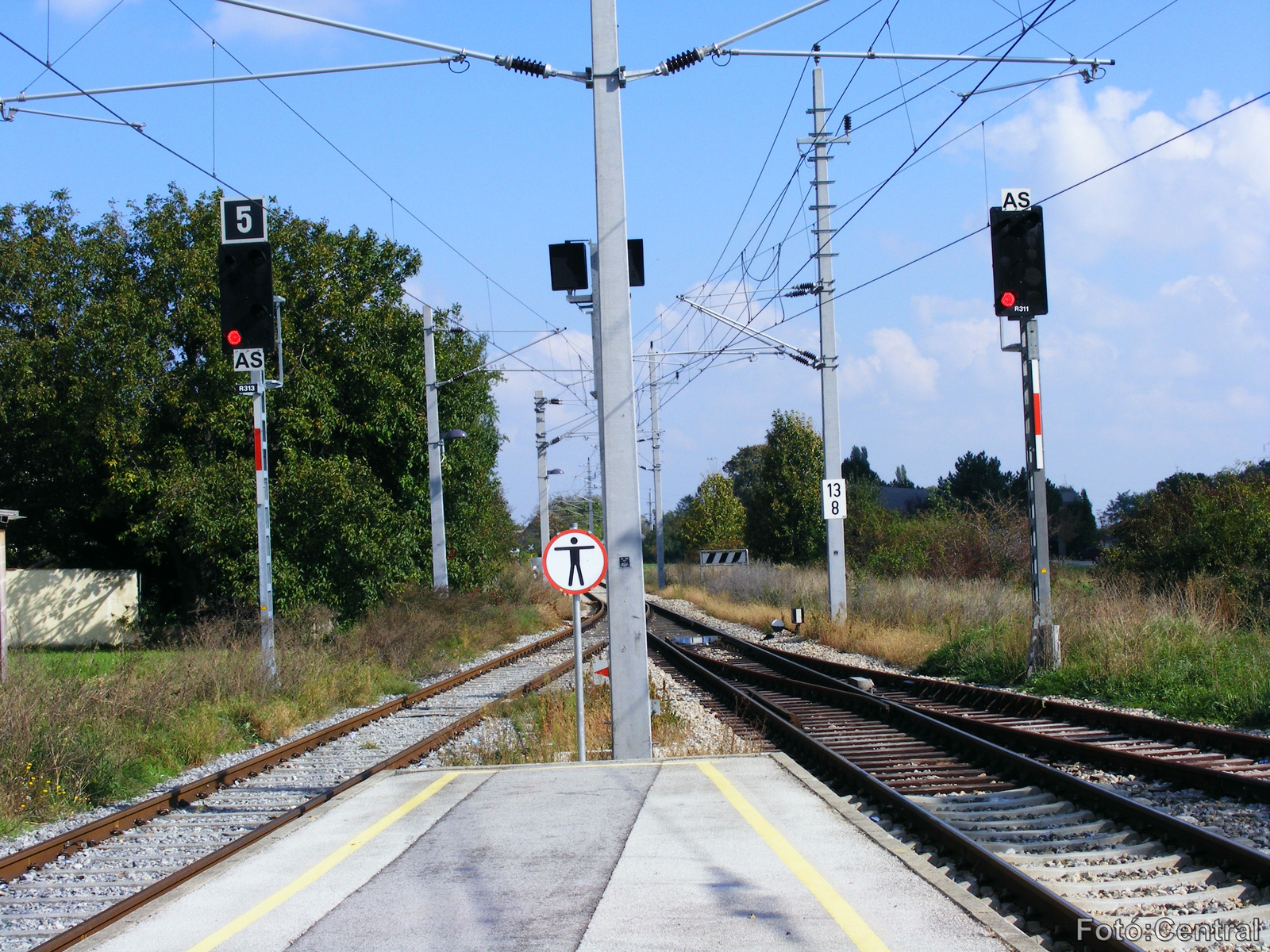 A fertőfehéregyházi oldali kijárati jelzők.Valaha itt ágazott el