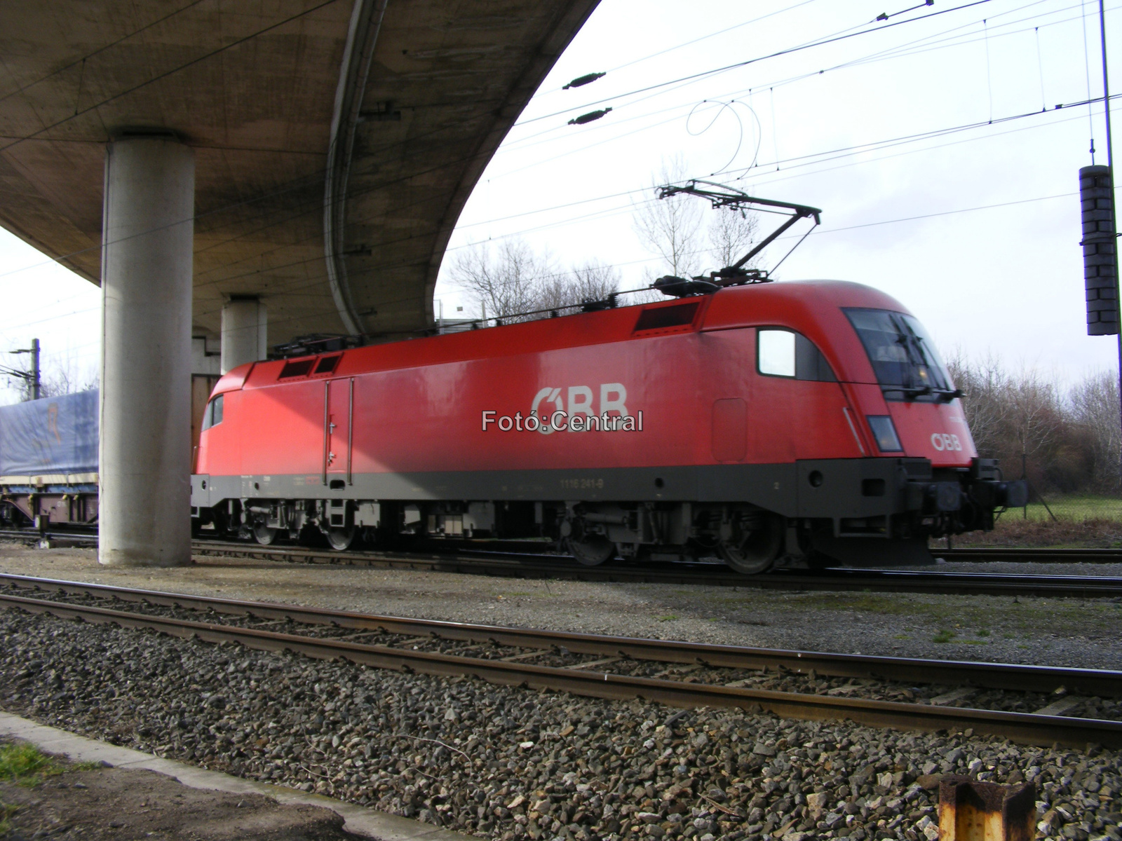 ÖBB Taurus vontatta tehervonat halad a közúti felüljáró alatt Po