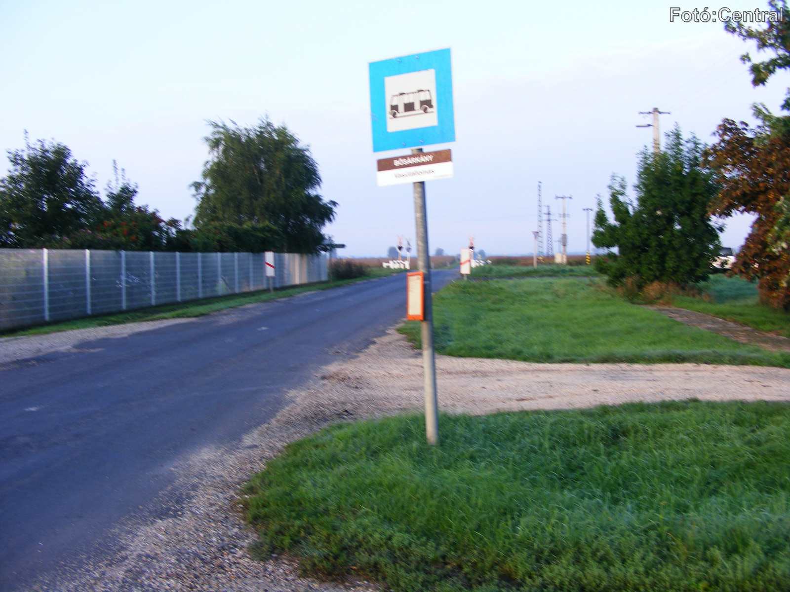 Autóbusz megálló a településre vezető útnál.