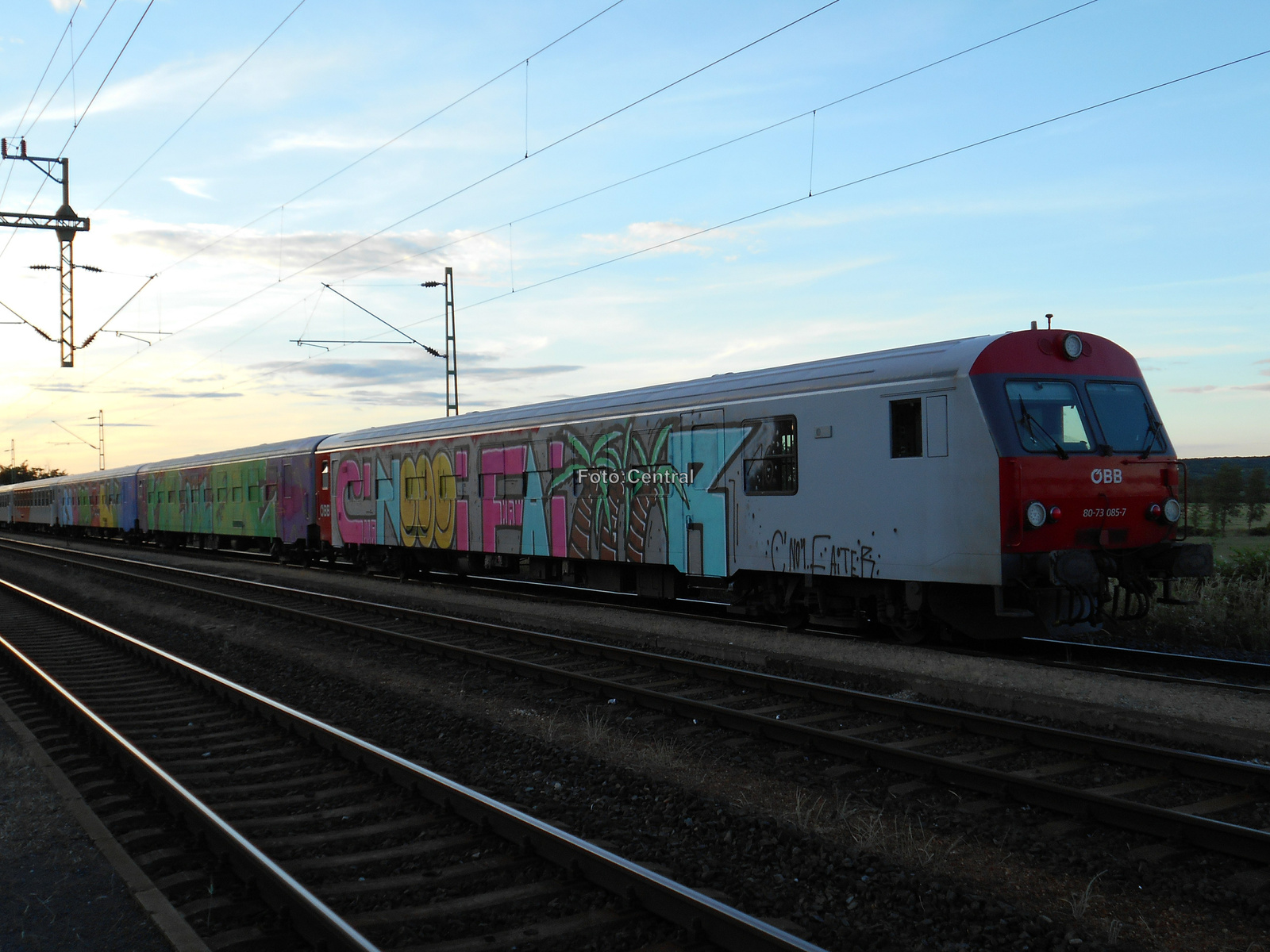 ÖBB ingavonat a 8073 085-7 vezérlőkocsival Harkán.