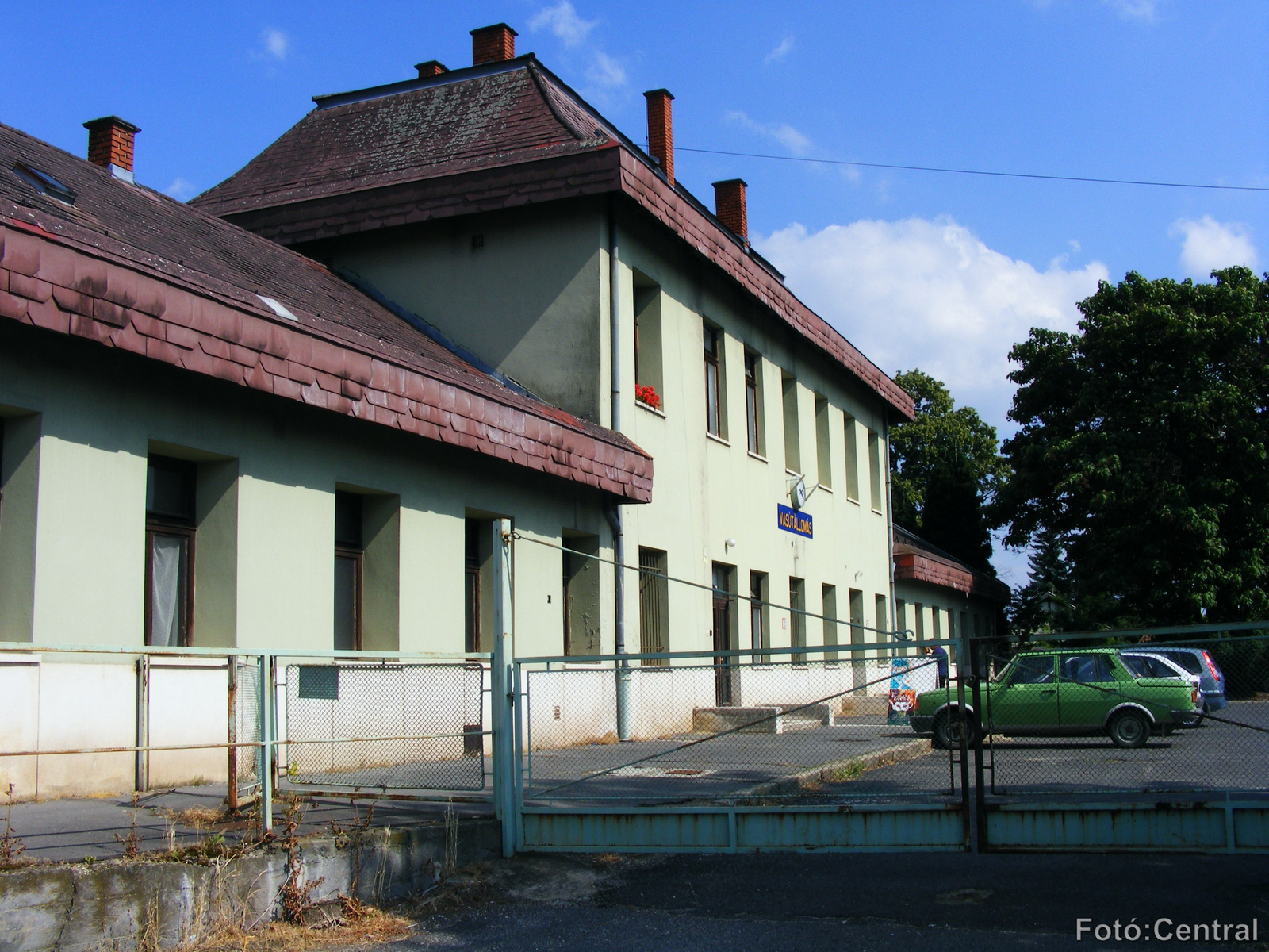 Nézet az utcafront felől,Rőtfalva irányából nézve.