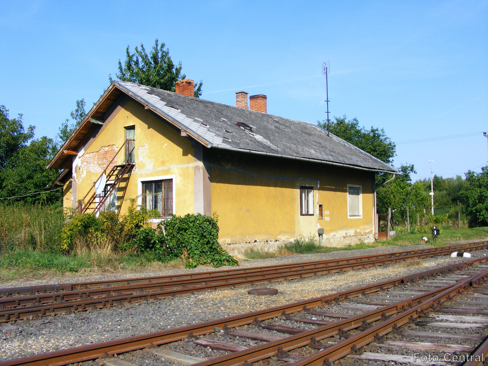 Lakóőrház épület az állomás rőtfalvi oldalán.