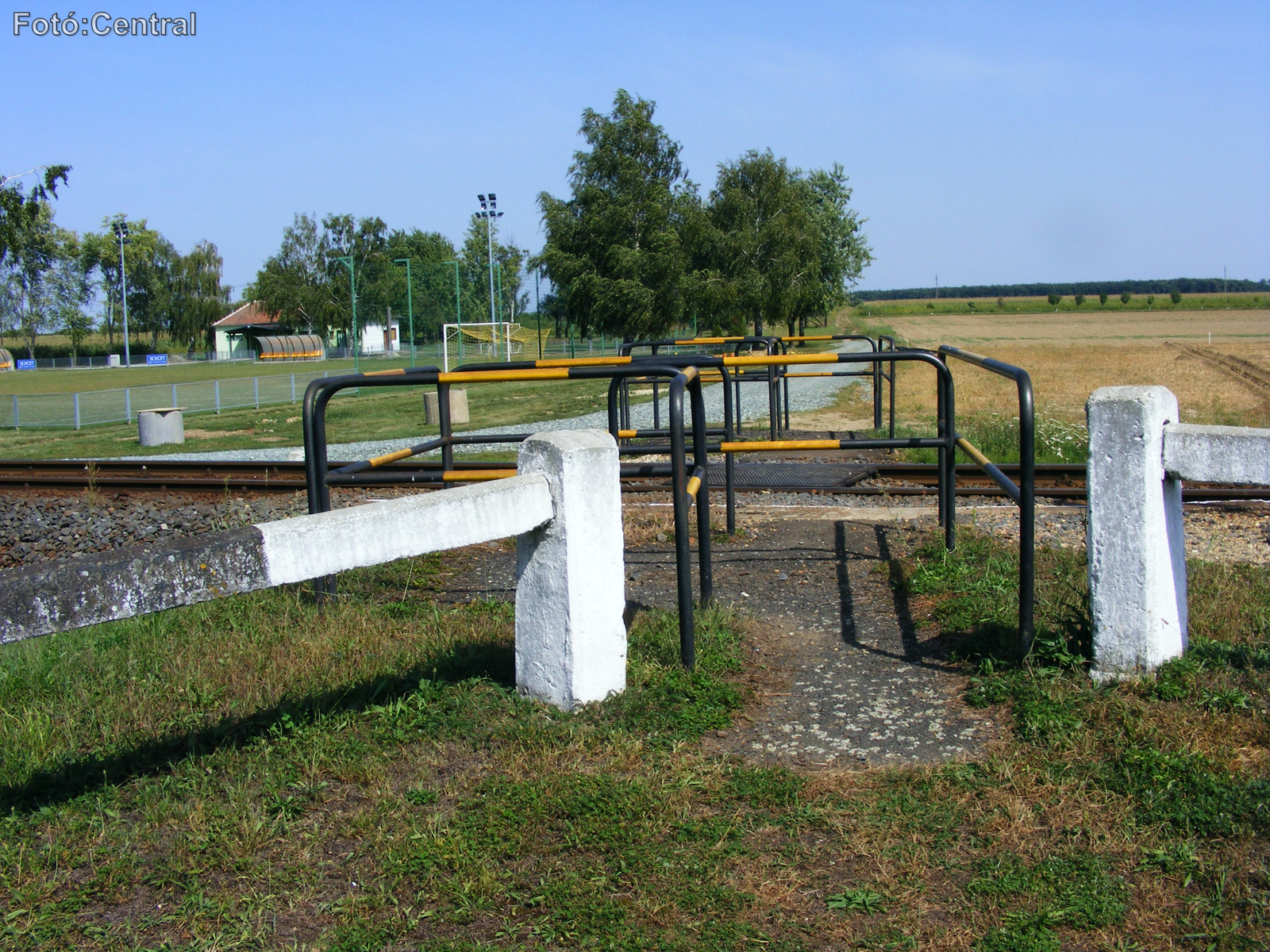 A gyalogos átjáró védőkorlátja.