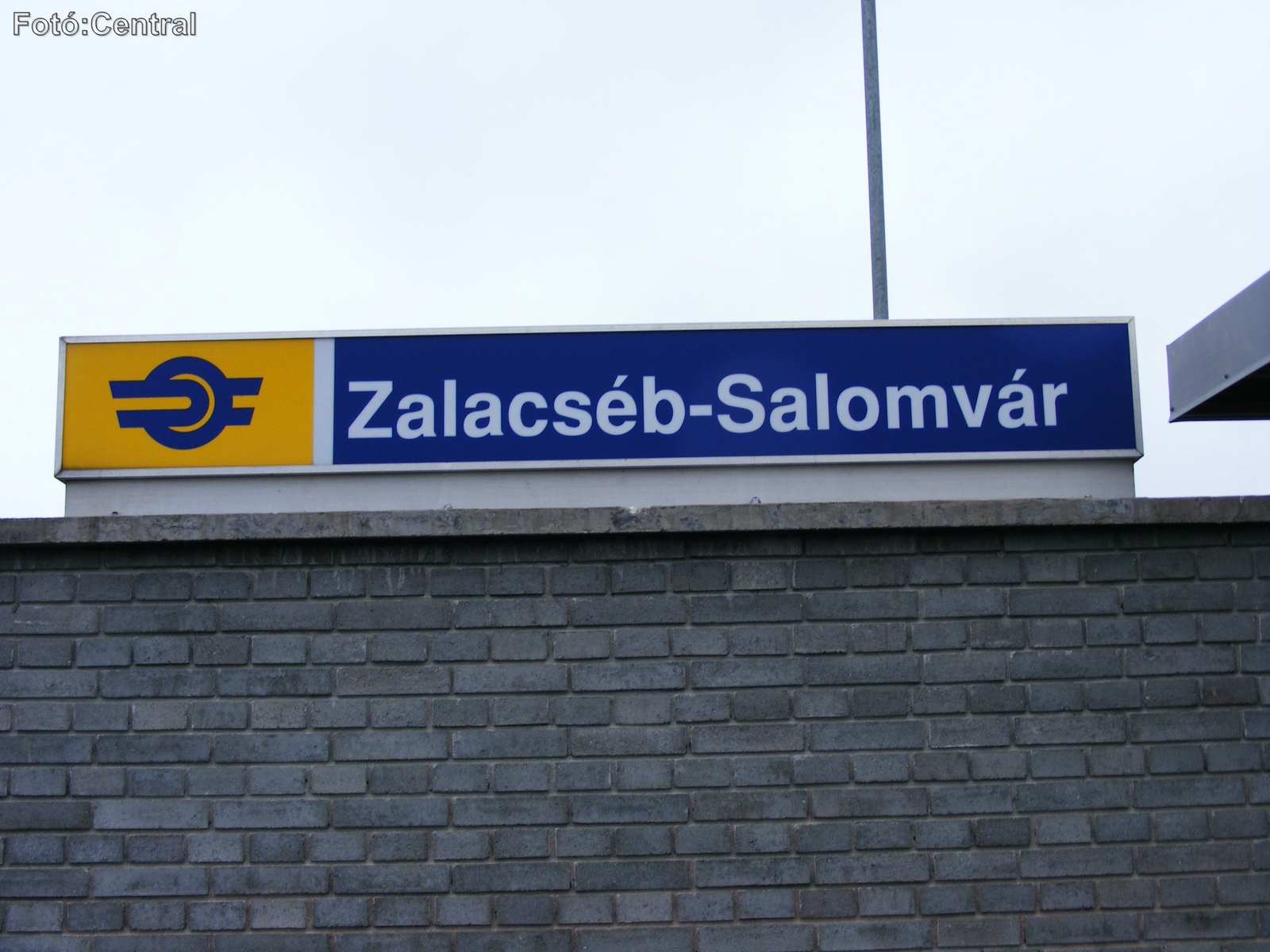 Az állomás új névtáblája.