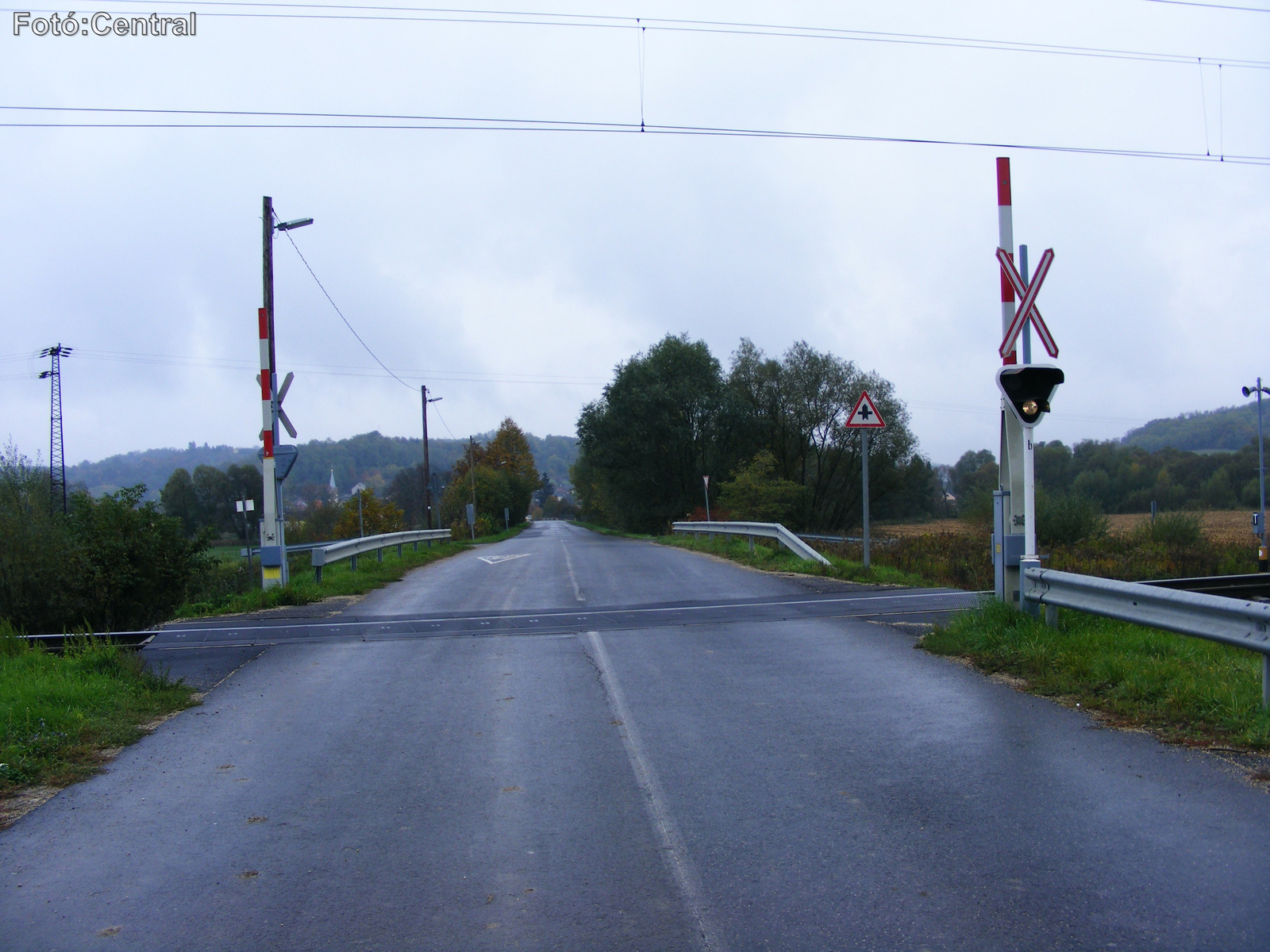 A zalalövői oldalon lévő vasúti átjáró Zalacséb felől nézve.