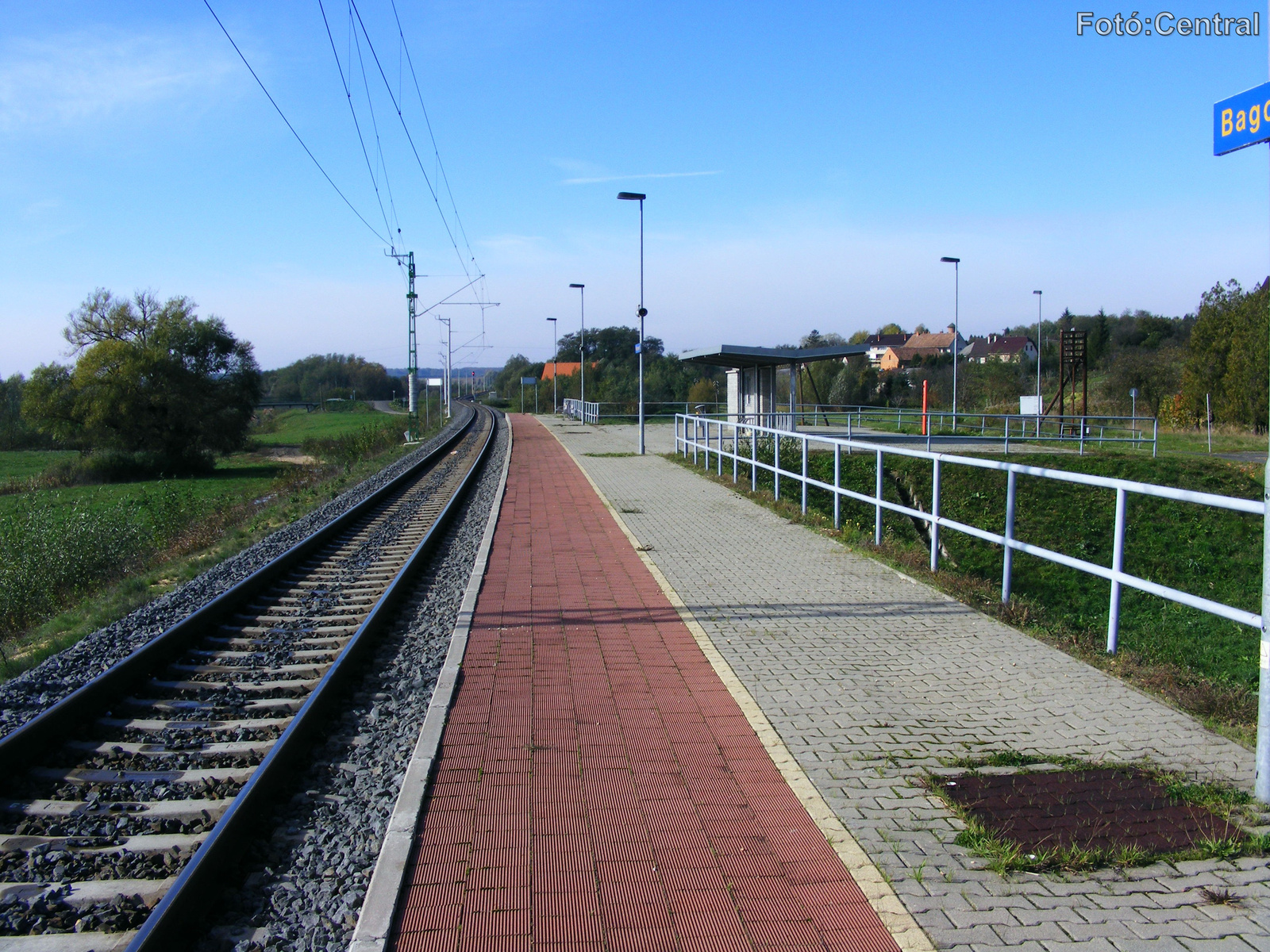 A peron Zalalövő felé nézve.