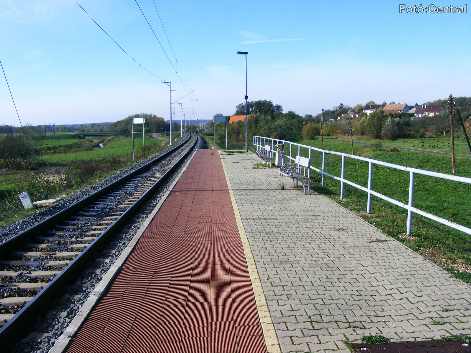 A peron Zalalövő felé nézve.