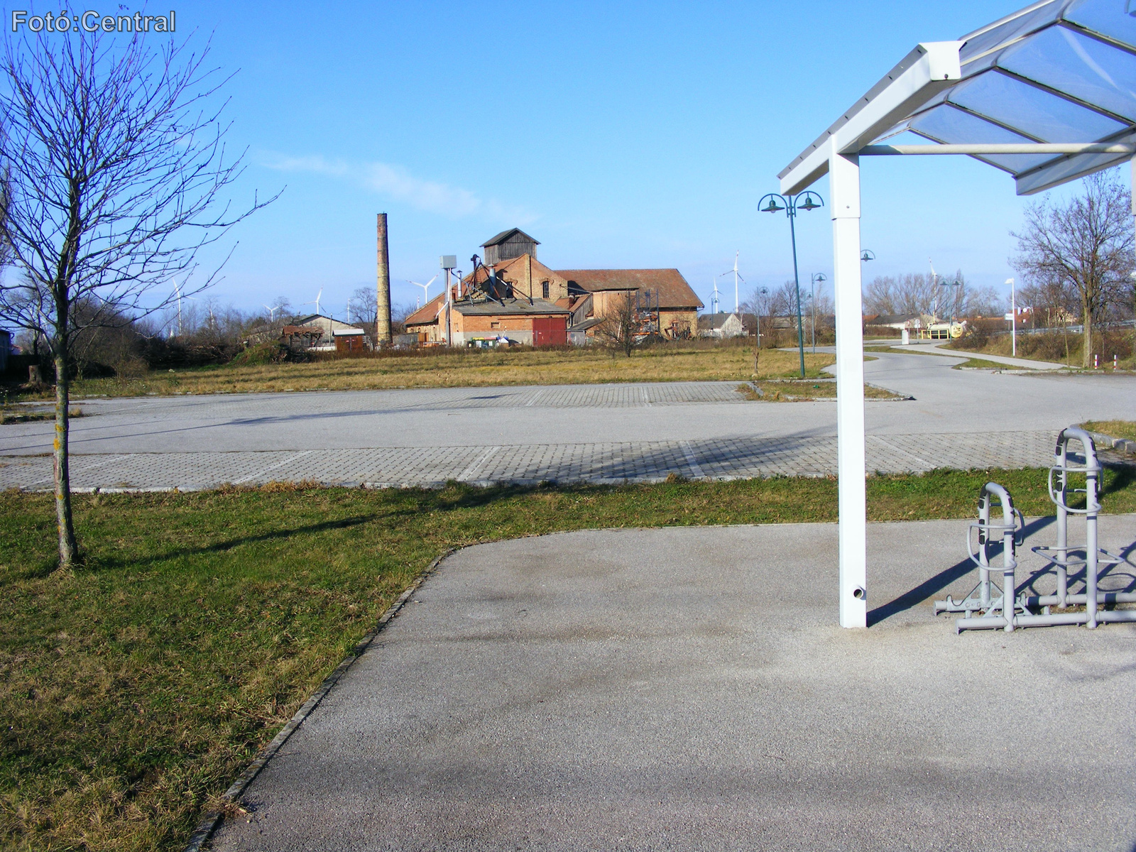 A megállóhely gépjármű parkolója.