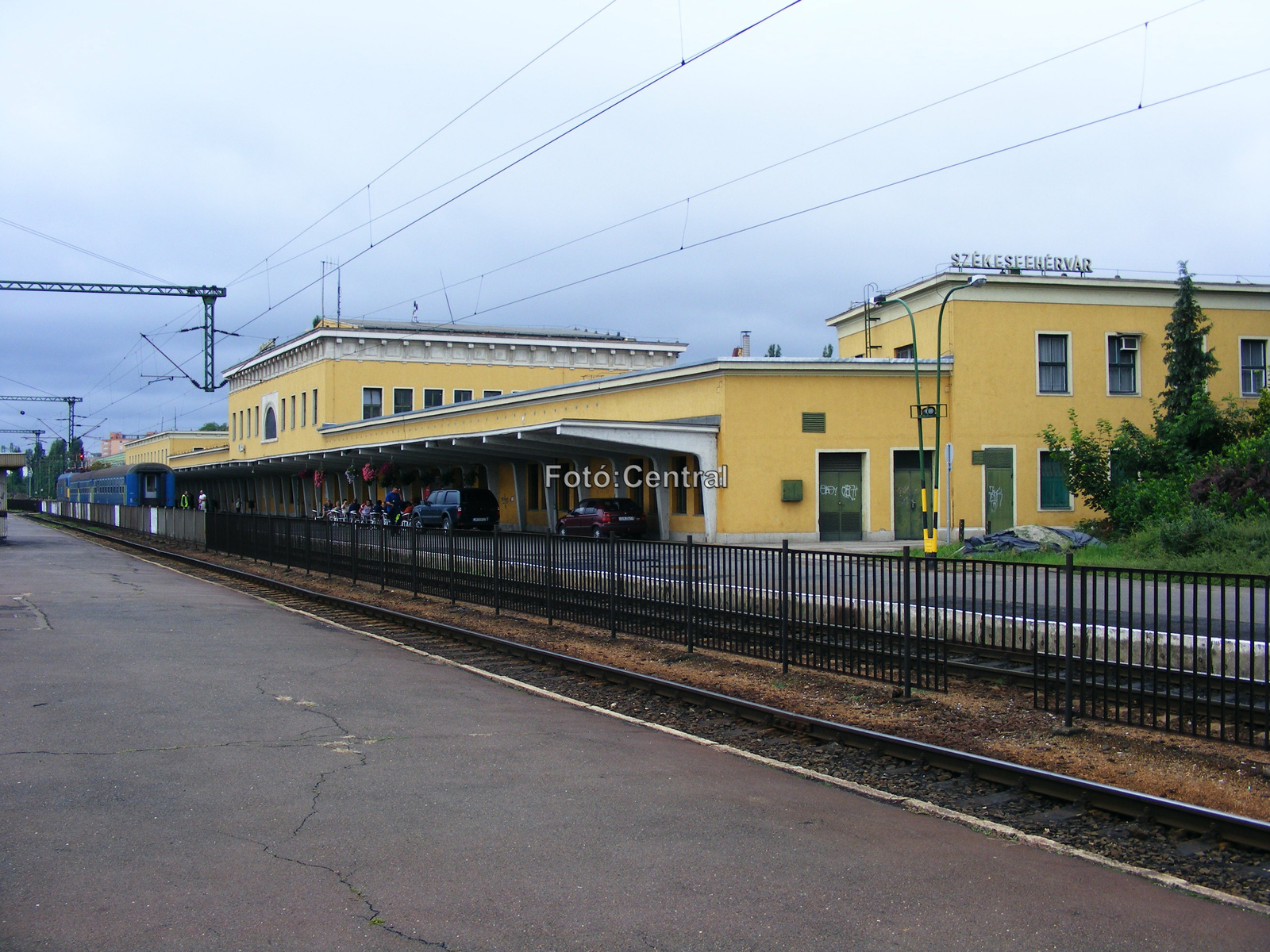 A felvételi épület vágányok felőli képe,a kezdőpont felől nézve.