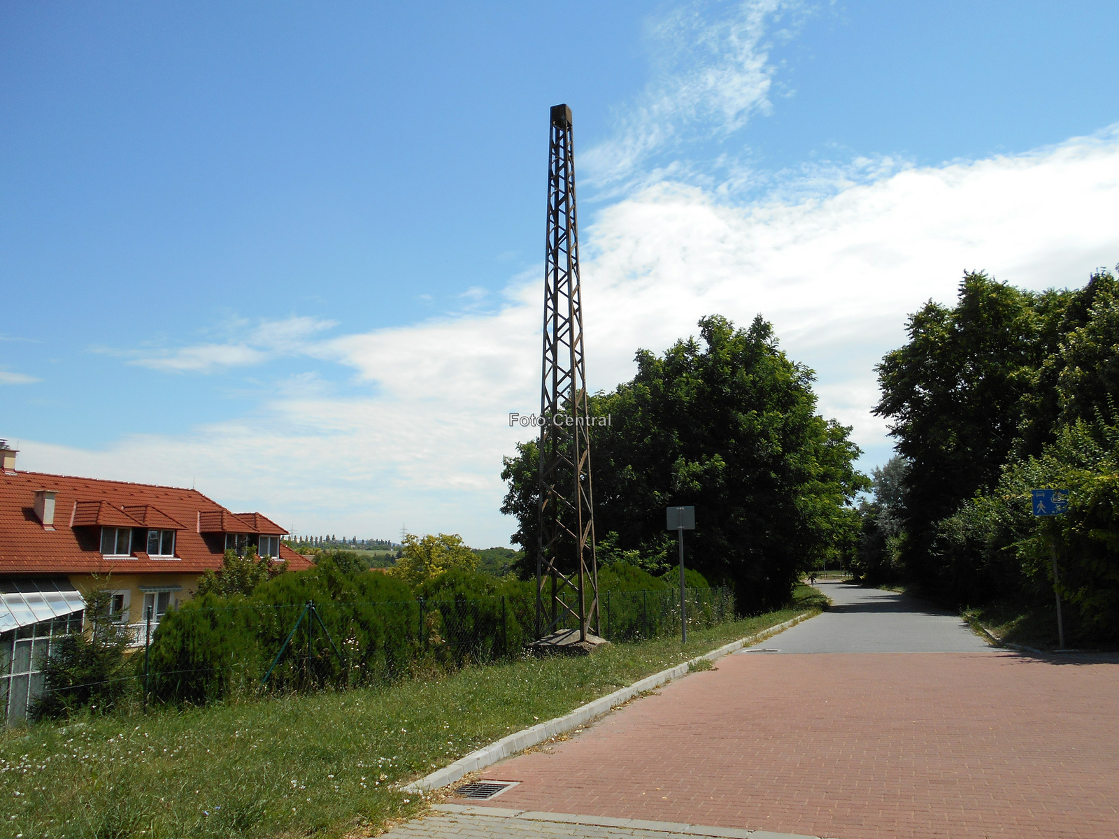 Az egykori nyomvonal a viadukt felé nézve.