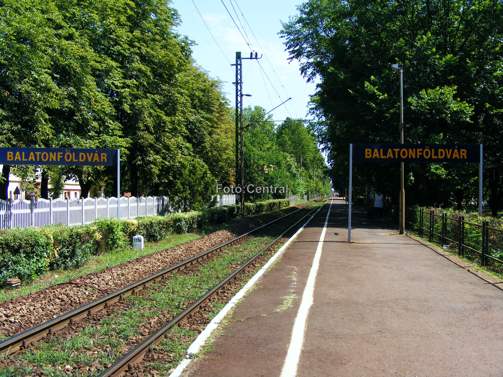 Betekintés a megállóhelyre Balatonszárszó felől.