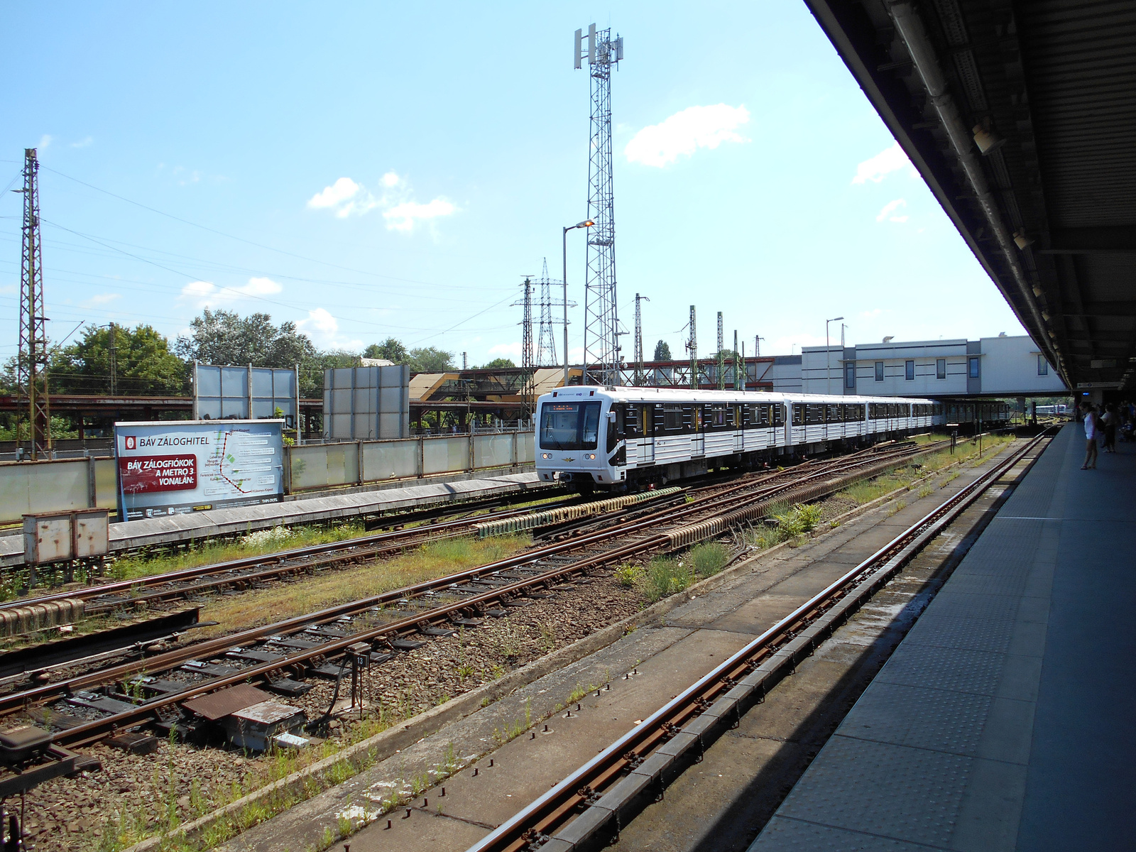 Kőbánya–Kispest metróállomás.A háttérben pedig a vasútállomás.