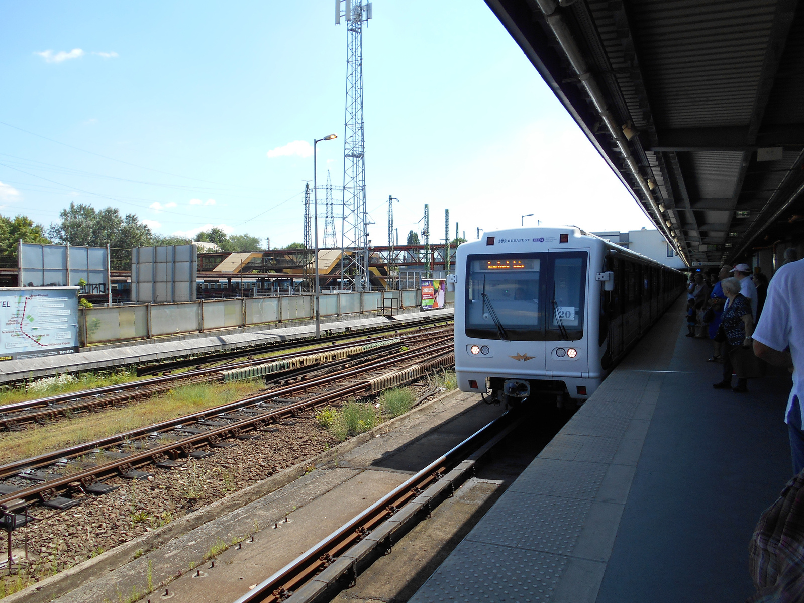 Kőbánya–Kispest metróállomás.A háttérben pedig a vasútállomás.