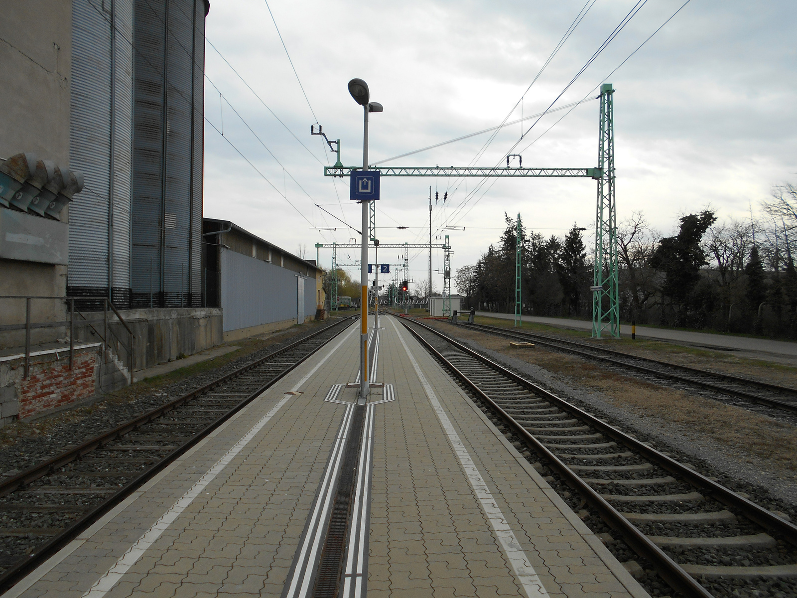 Az állomás peronja Pomogy állomás felé nézve.