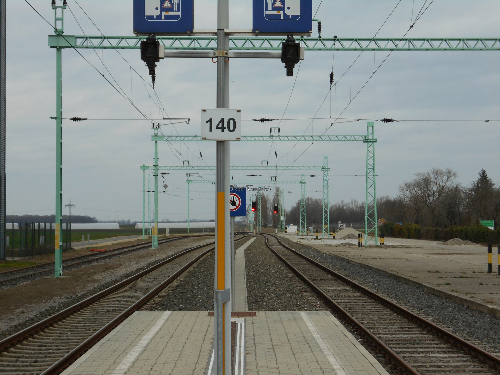Az állomás peronja Mosonszentandrás állomás felé nézve.