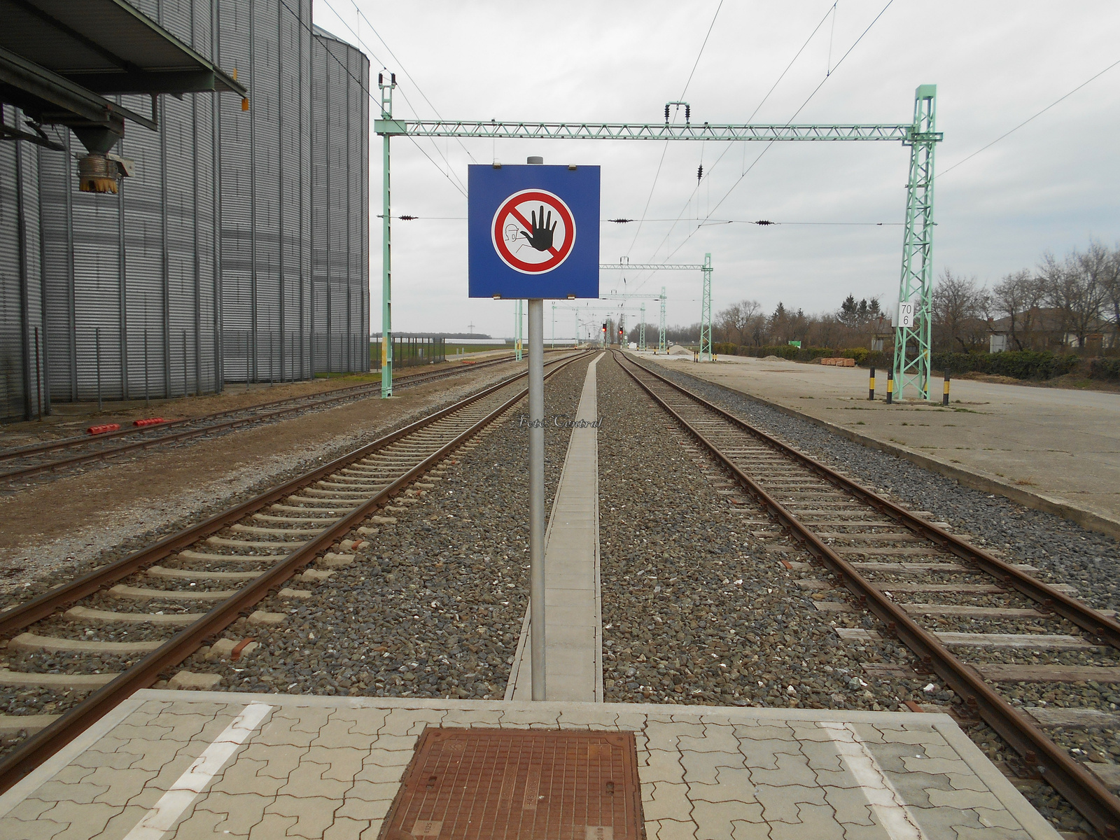 Az állomás peronja Mosonszentandrás állomás felé nézve.