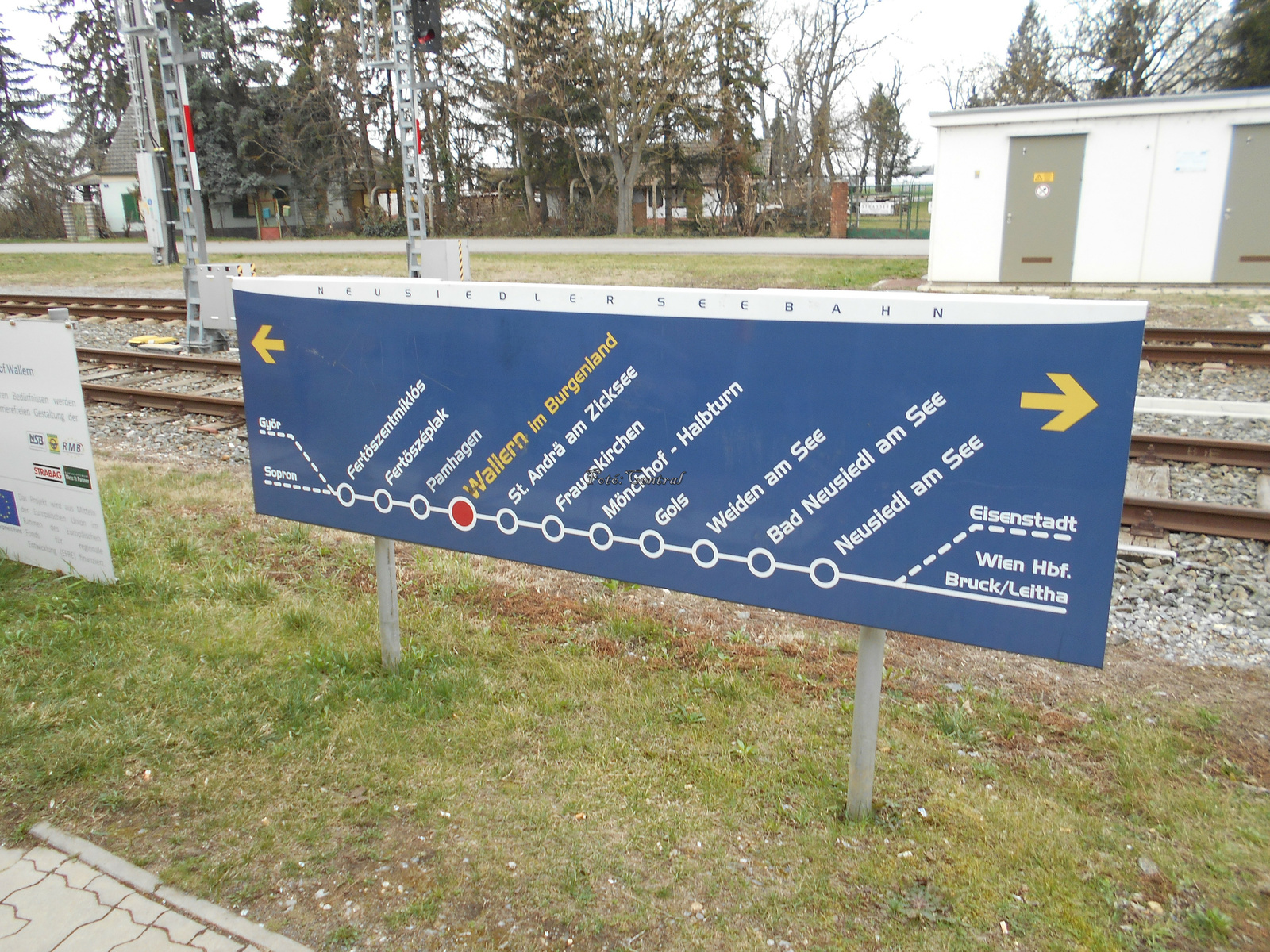 A vasútvonalon lévő állomások,és megállók tájékoztató táblája.
