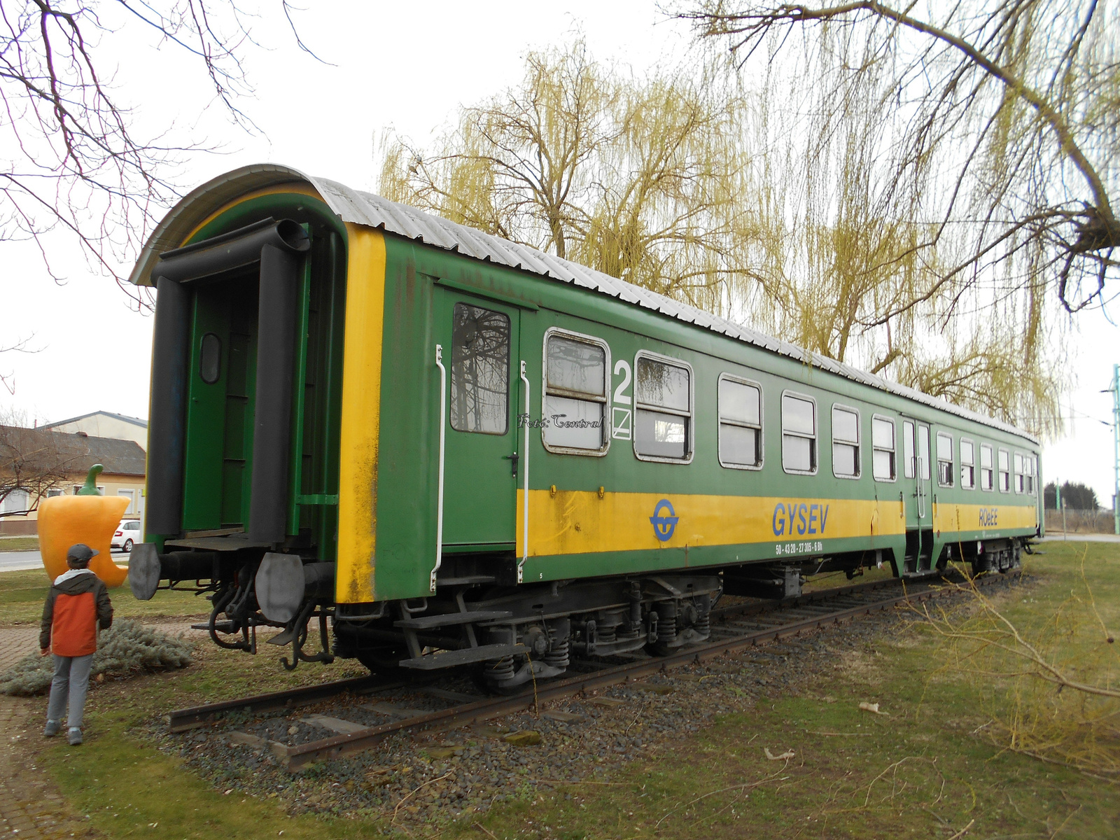 A parkban kiállított személykocsi.