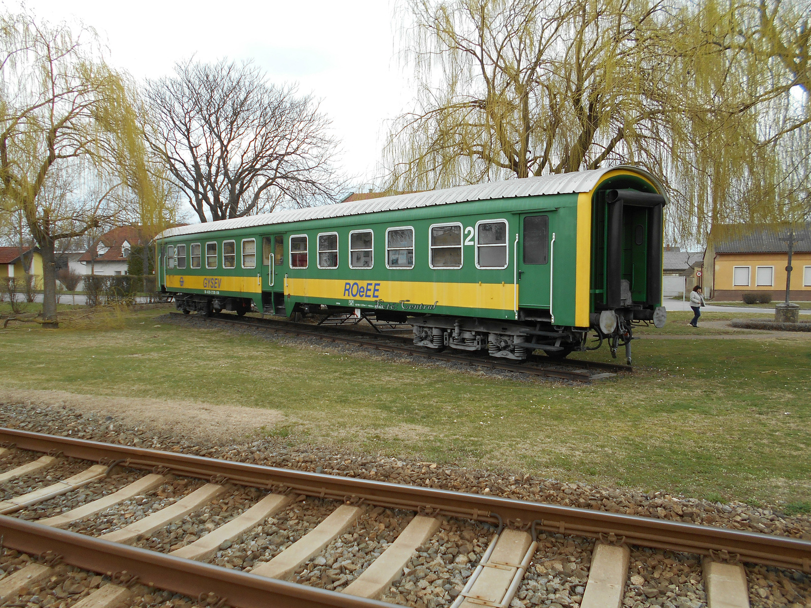 A parkban kiállított személykocsi.