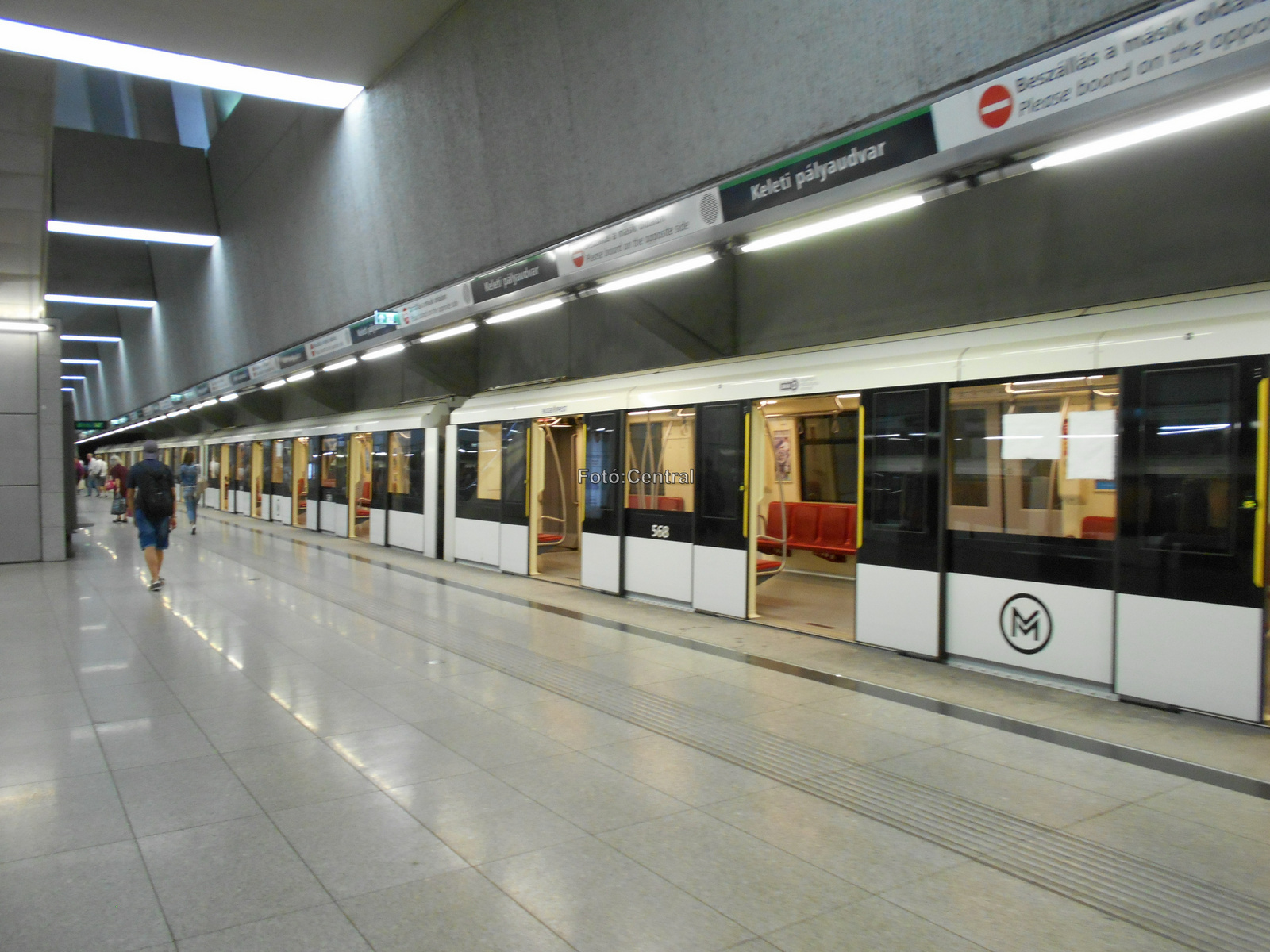 Keleti pályaudvar metróállomás,a 4-es vonalon.DSCN6556