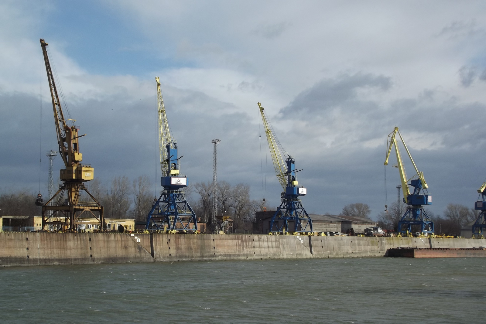 Kikötő - Dunaújváros
