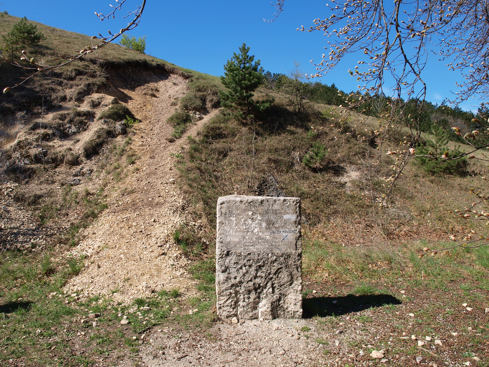 Nagy-Szénás, turistaház emlékfal