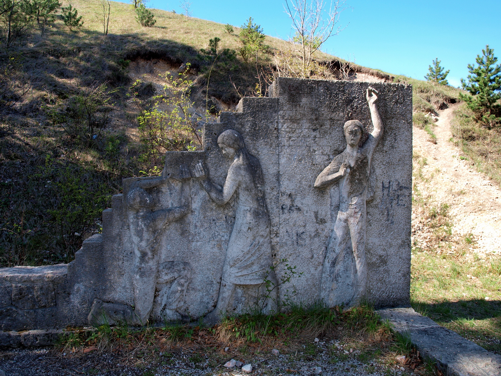 Nagy-Szénás, turistaház emlékfal