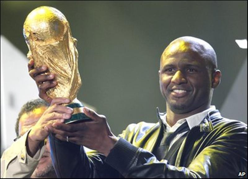 48047770 patrick-vieira-trophy ap (Medium)