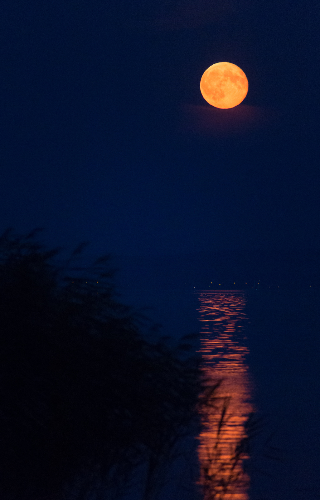 Vörös Hold a Balaton felett
