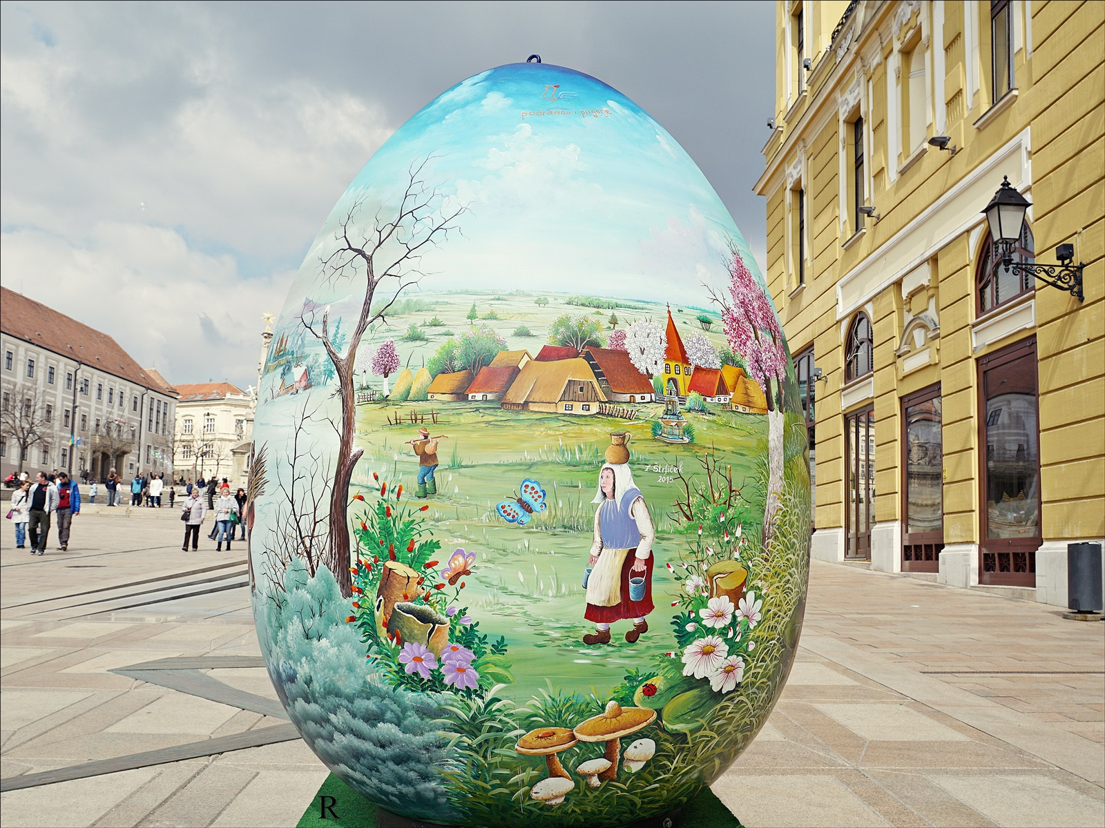 Óriás tojás-Pécs.