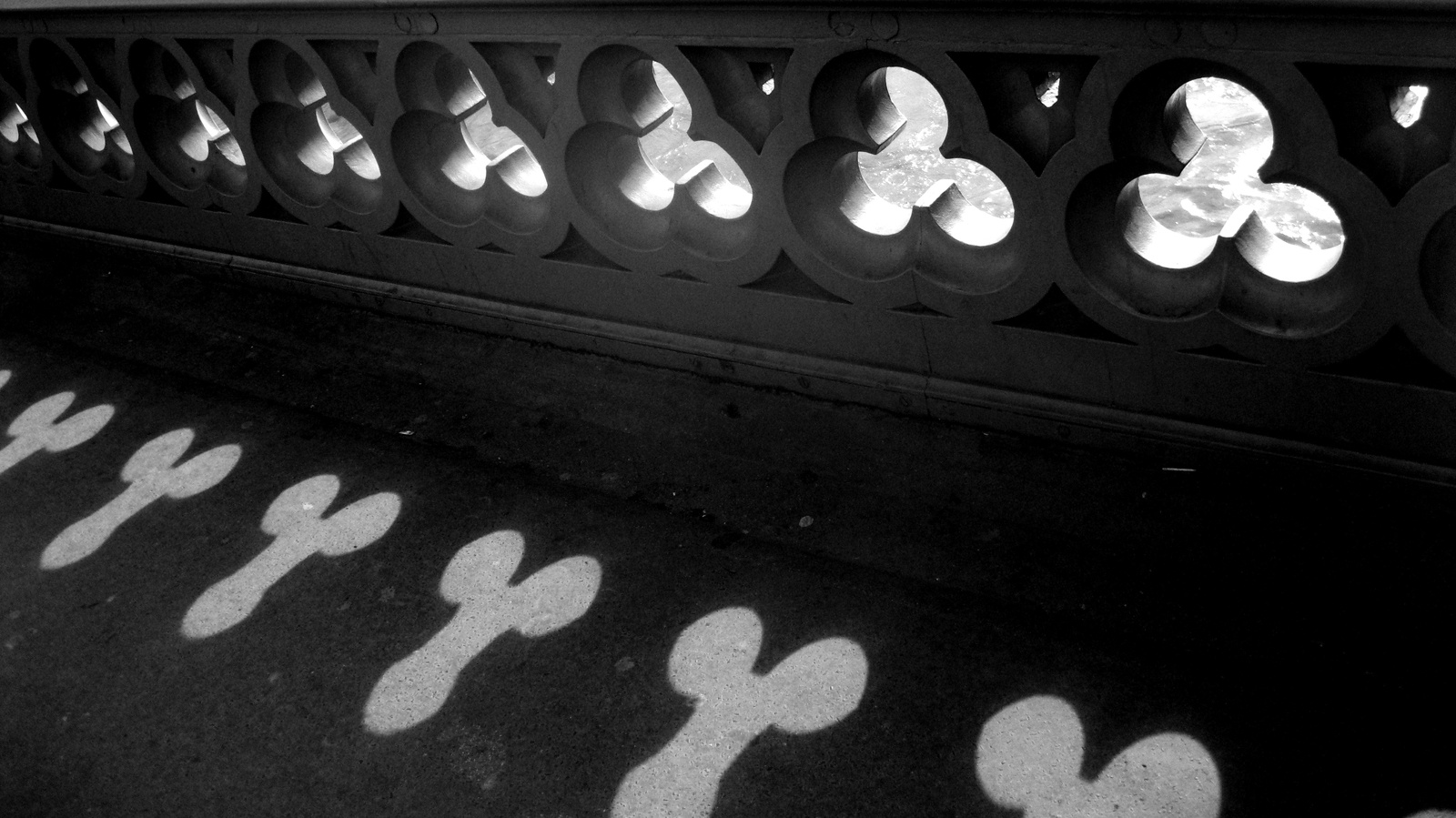 Westminster-hídkorlát pajzán árnyékkal
