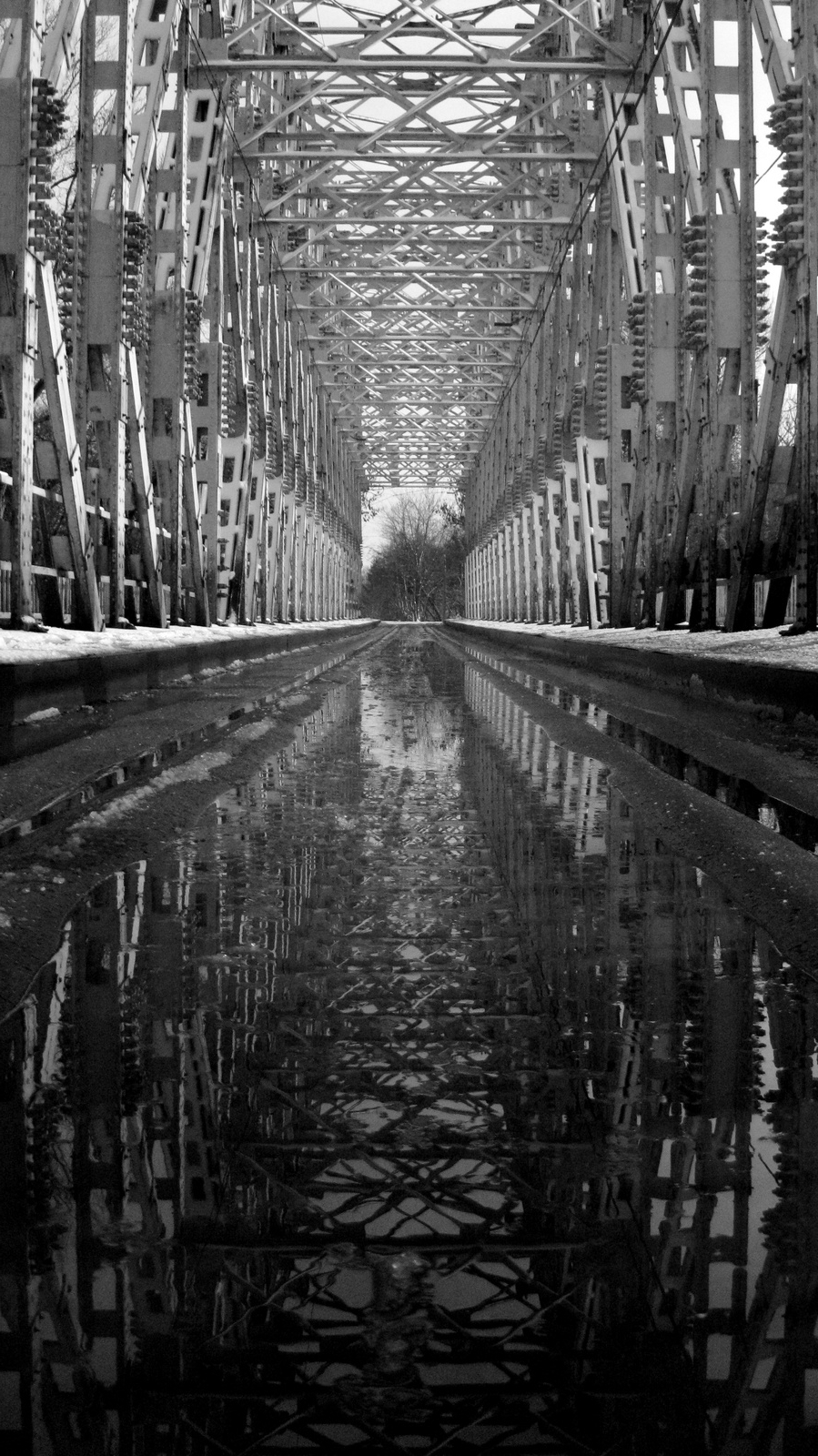 Hajógyári-híd fekete-fehérben, olvadó hóval