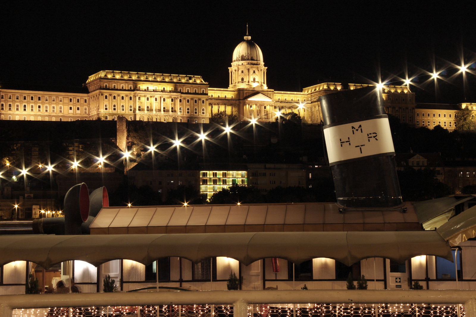 Budavári látkép múzeumhajóval