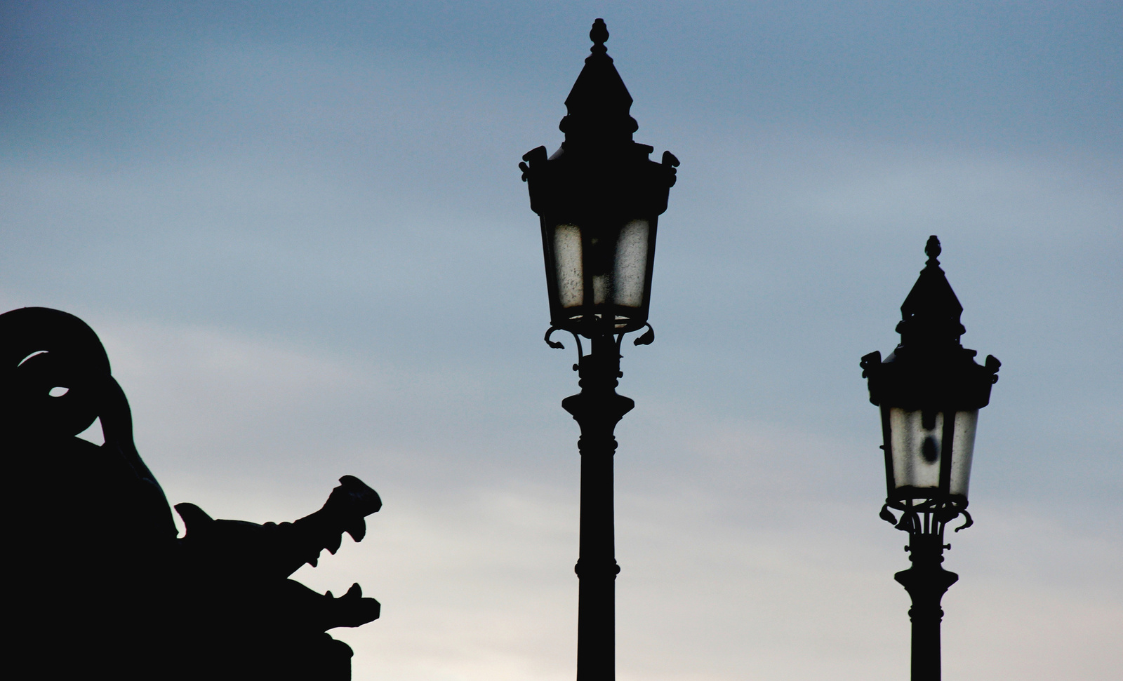 Napkelte Halászbástya-szoborral és lámpákkal