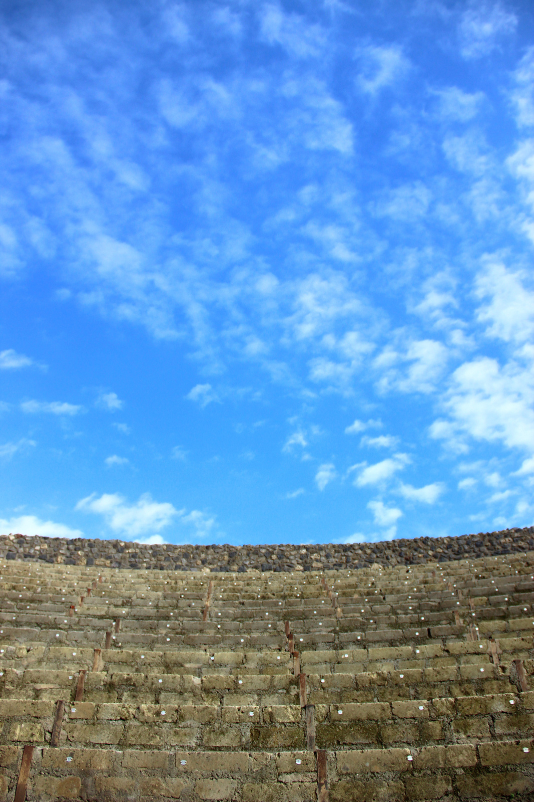 Felhők a pompeji amfiteátrum felett