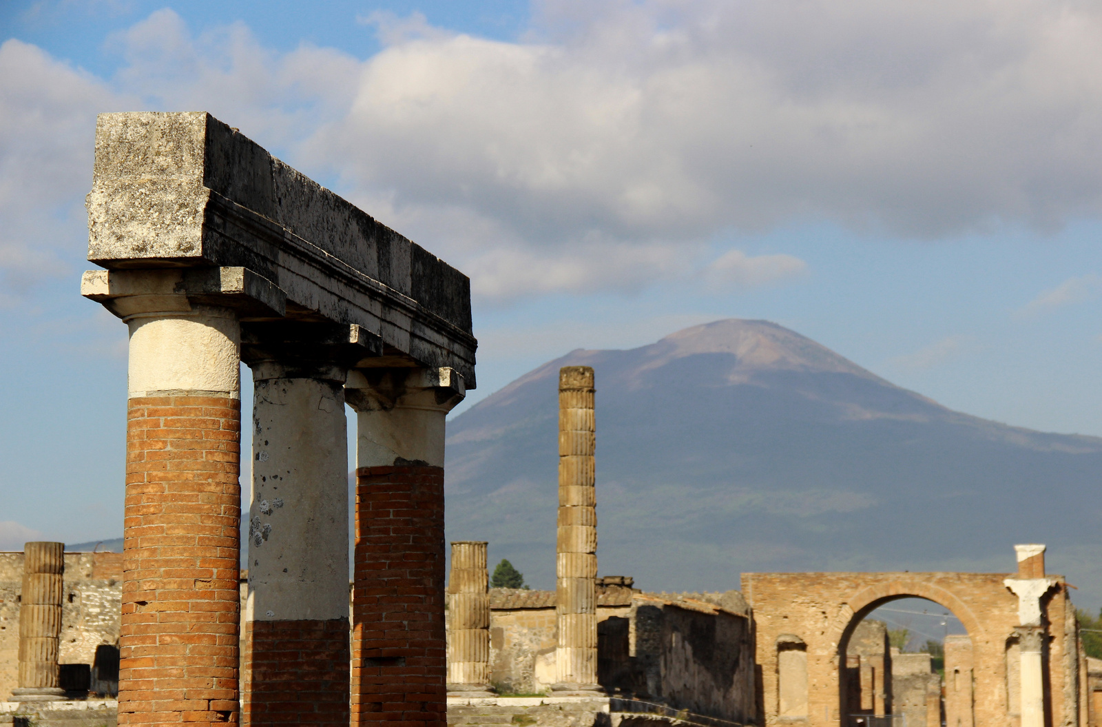 Pompeji romok Vezúv-háttérrel 2.