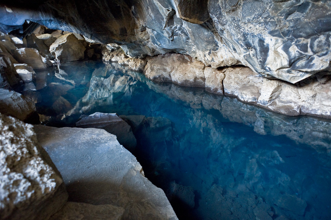 Kék víz a barlangban is