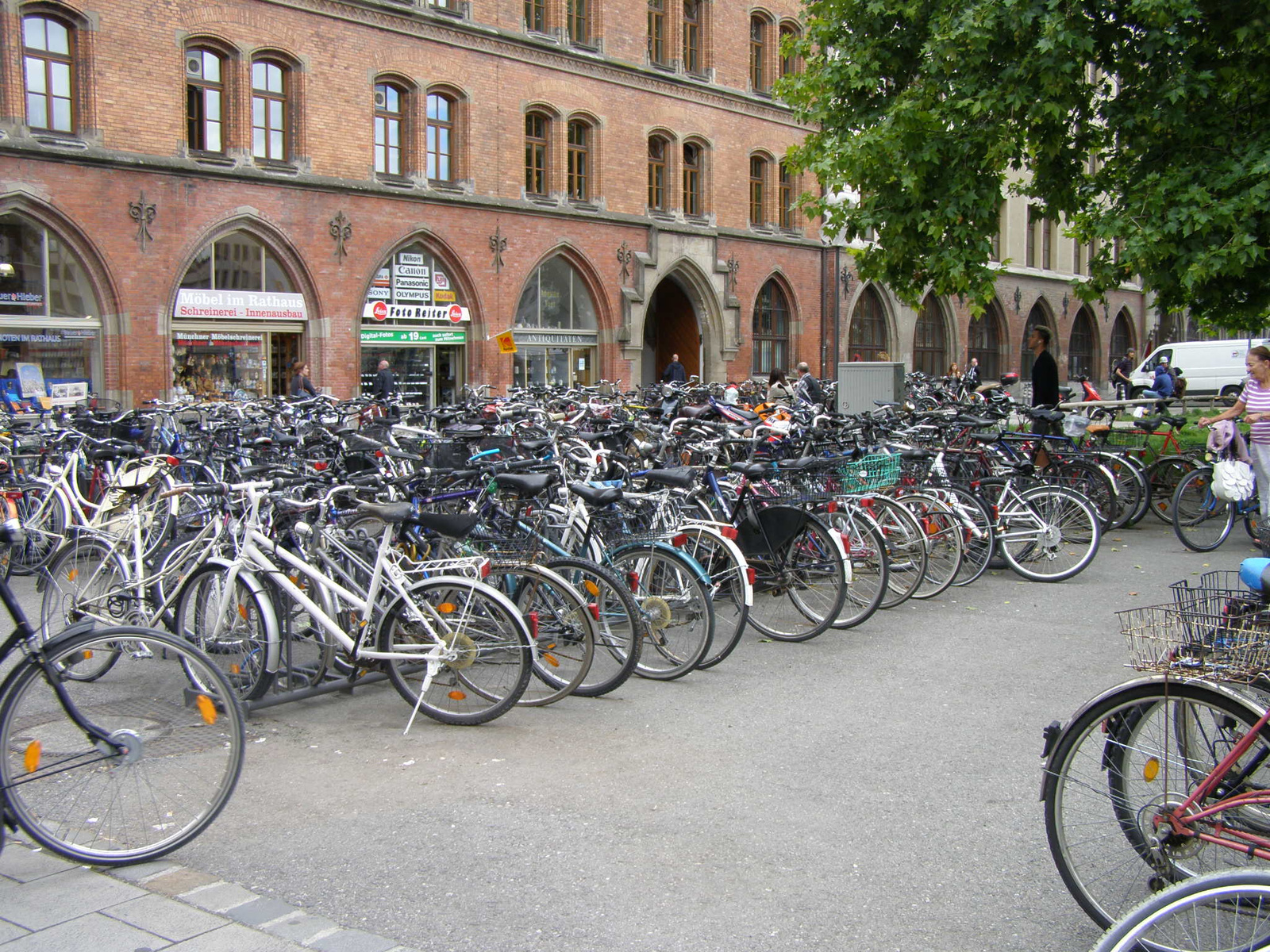 München bringák lakat nélkül